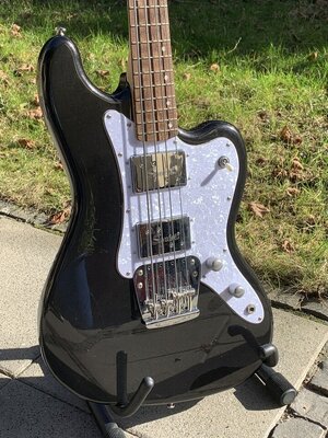 Squier Rascal Black 010.jpg