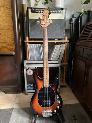 Auch Tausch: Sterling Stingray 34 by Musicman, Hipshot D-Tuner