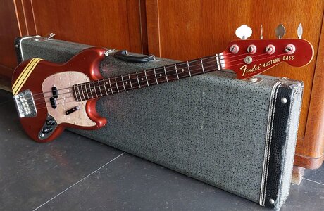 Fender Mustang Bass 1970 competition red