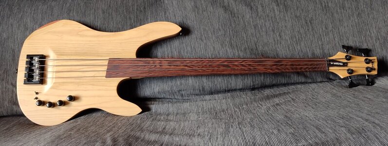 Lewitt Fretless bass