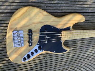 Sire Marcus Miller V7 fretless