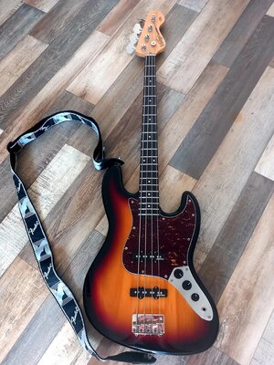 Jazz Bass, Vintage Reissued V74, + Security Locks und Fender Gurt