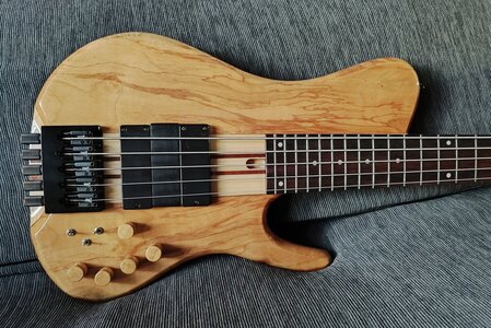 Vb custom basses