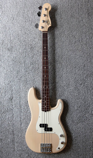 Fender Precision Highway One in Honey Blonde