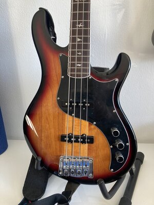 Neuwertiger Jazz Bass PRS SE